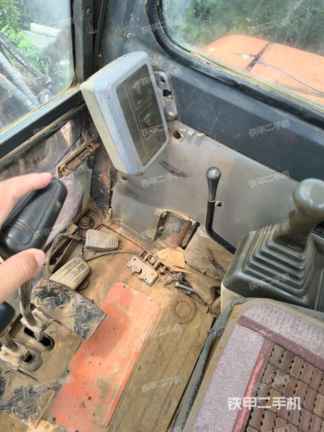 駕駛室整體(整機(jī)外觀) 駕駛室整體(整機(jī)外觀)