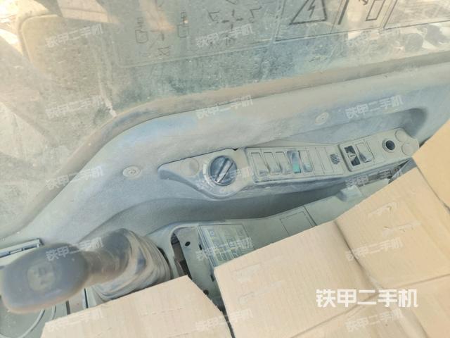 左后方玻璃角标(驾驶室部分) 左后方玻璃角标(驾驶室部分)