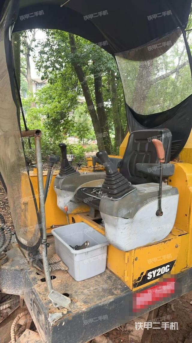 回轉馬達和主控閥(整機外觀) 回轉馬達和主控閥(整機外觀)