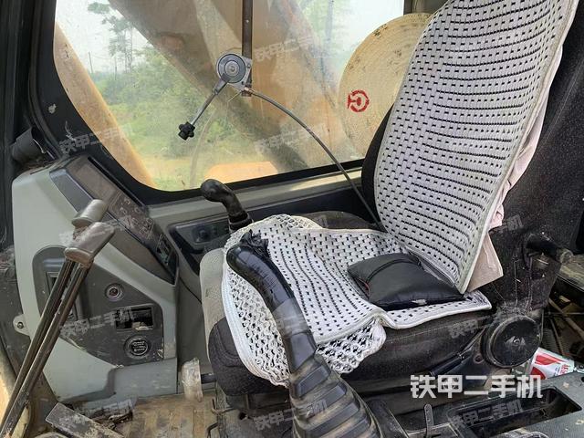 駕駛室整體(整機(jī)外觀) 駕駛室整體(整機(jī)外觀)