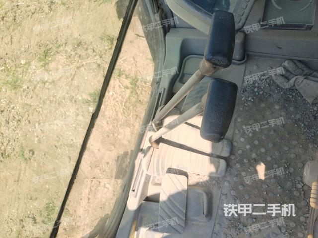 行走控制手柄和踏板 俯拍(驾驶室部分) 行走控制手柄和踏板 俯拍(驾驶室部分)