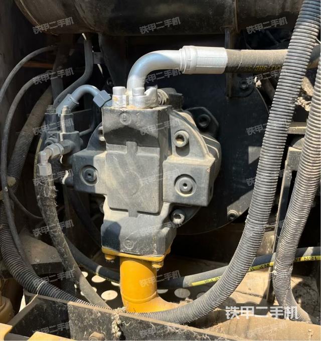 液壓泵艙室正面整體(整機外觀) 液壓泵艙室正面整體(整機外觀)