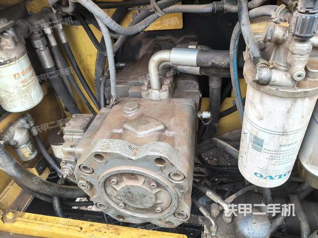 液壓泵艙室正面整體（整機外觀）