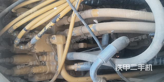 回转马达和主控阀(整机外观) 回转马达和主控阀(整机外观)