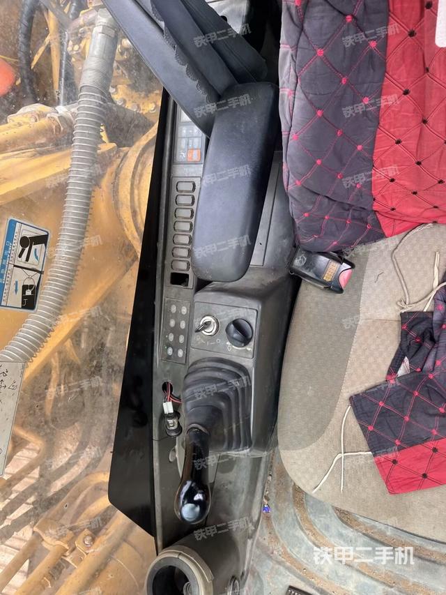 座椅左侧控制台/音响/含左手柄(驾驶室部分) 座椅左侧控制台/音响/含左手柄(驾驶室部分)