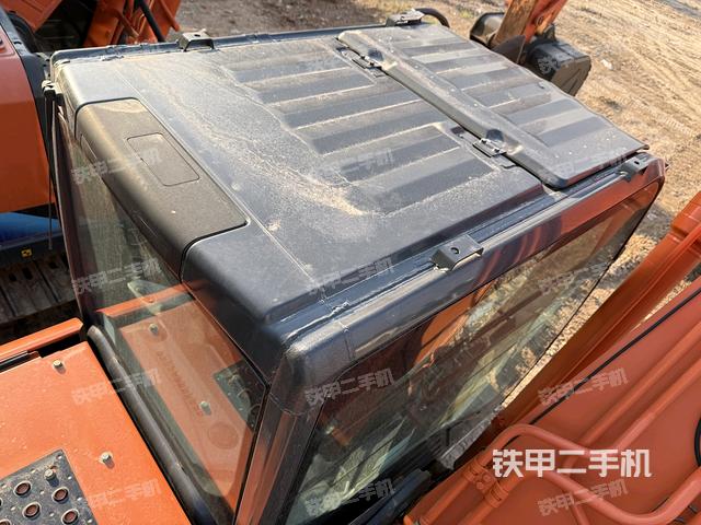 駕駛室頂部(整機(jī)外觀) 駕駛室頂部(整機(jī)外觀)