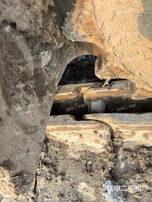 单侧履带整体(整机外观) 单侧履带整体(整机外观)