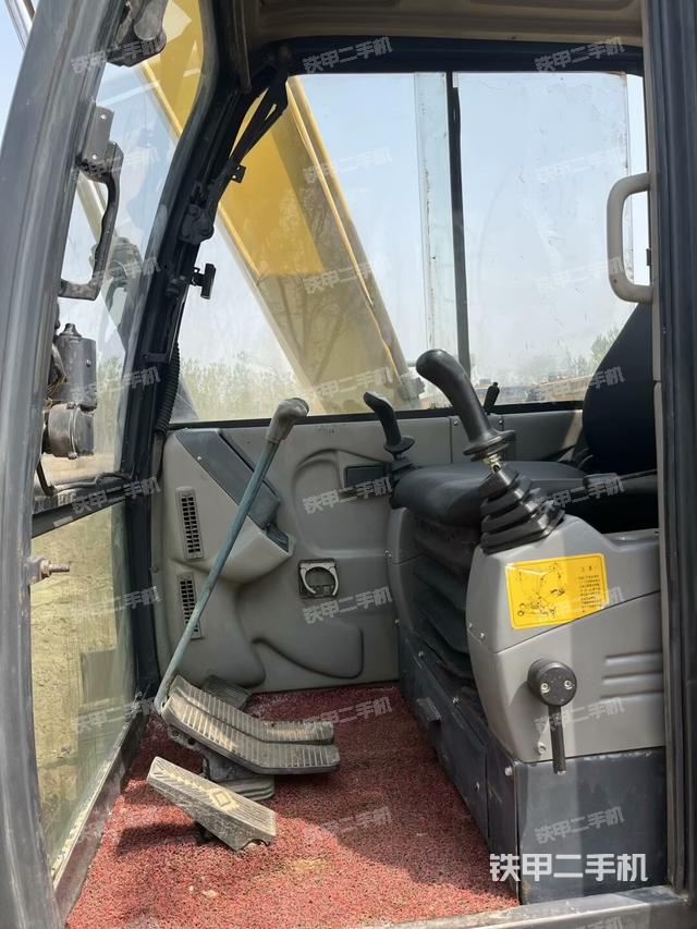 驾驶室顶部（整机外观）