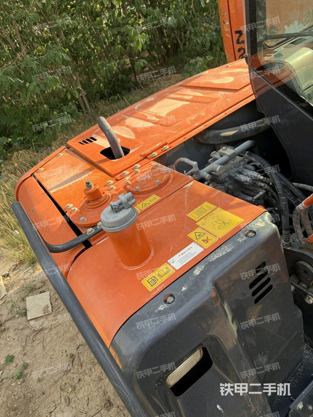 駕駛室頂部(整機(jī)外觀) 駕駛室頂部(整機(jī)外觀)