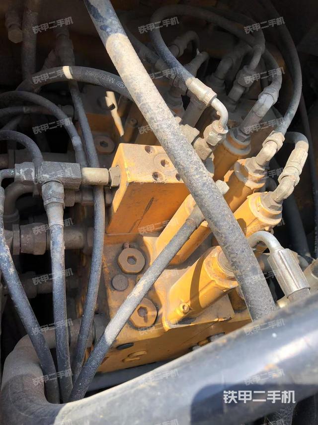 回转马达和主控阀（整机外观）