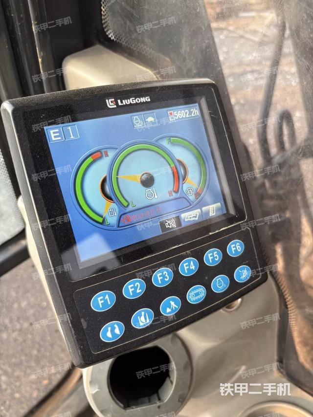 驾驶室整体(整机外观) 驾驶室整体(整机外观)