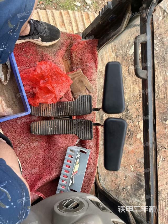 行走控制手柄和踏板?俯拍（駕駛室部分）