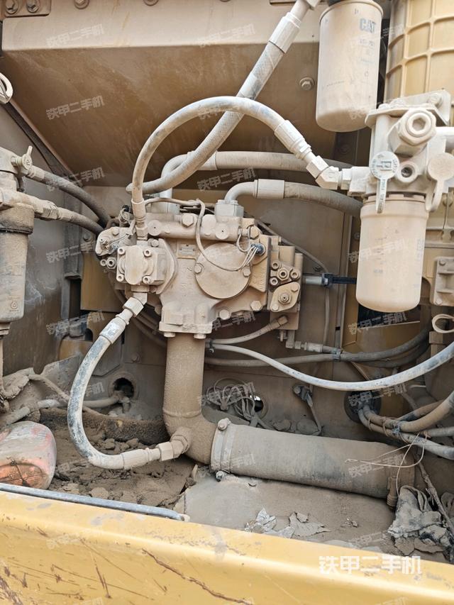 液压泵舱室正面整体(整机外观) 液压泵舱室正面整体(整机外观)