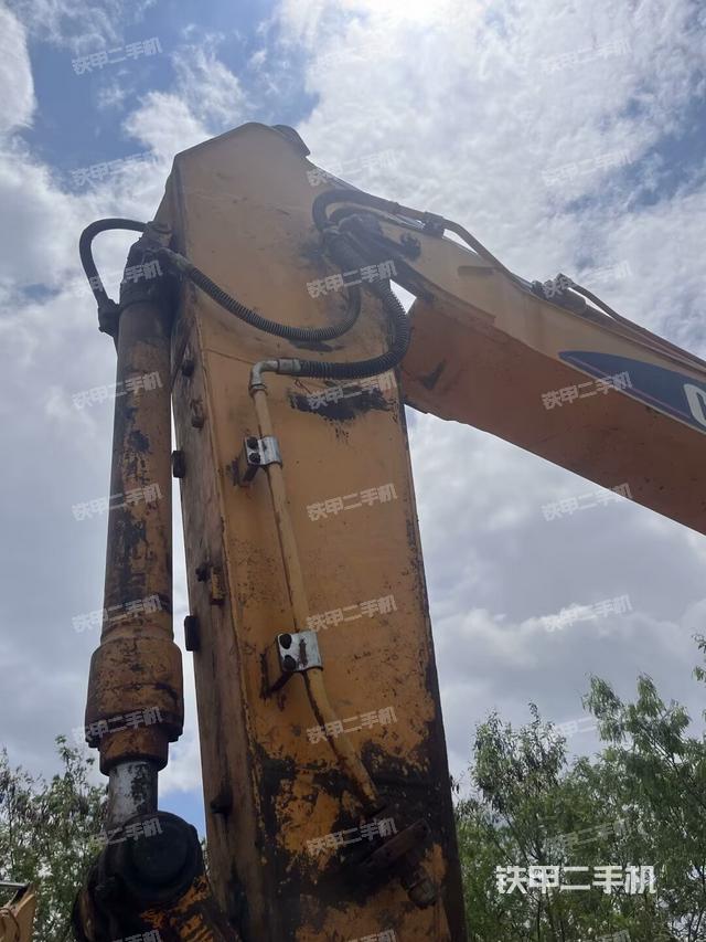 大臂油缸整体 竖拍(工作和回转装置) 大臂油缸整体 竖拍(工作和回转装置)