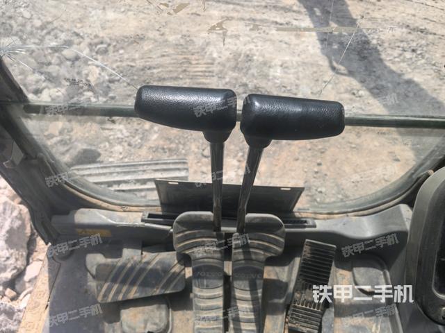 行走控制手柄和踏板 俯拍(驾驶室部分) 行走控制手柄和踏板 俯拍(驾驶室部分)