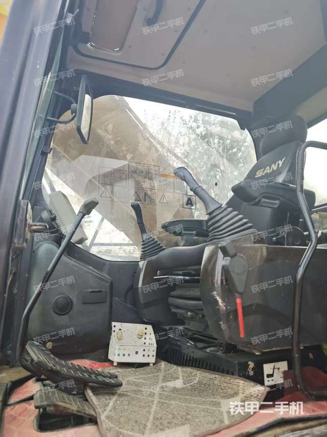 駕駛室整體(整機外觀) 駕駛室整體(整機外觀)