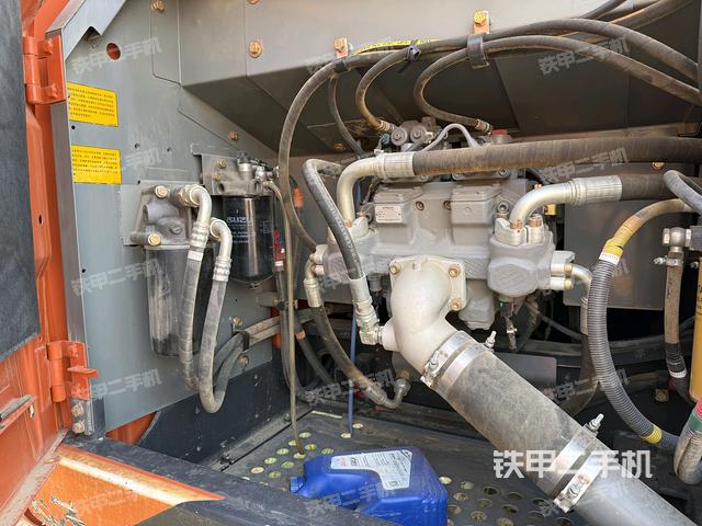 液壓泵艙室正面整體(整機(jī)外觀) 液壓泵艙室正面整體(整機(jī)外觀)