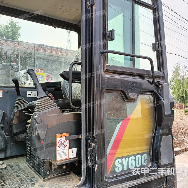 驾驶室顶部（整机外观）