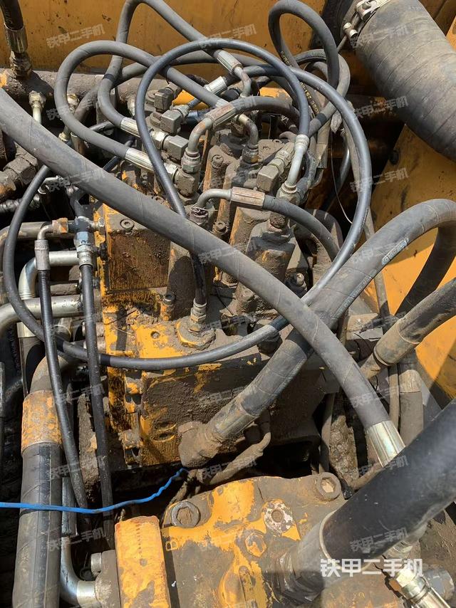 回轉(zhuǎn)馬達(dá)和主控閥(整機(jī)外觀) 回轉(zhuǎn)馬達(dá)和主控閥(整機(jī)外觀)