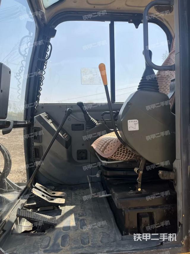 駕駛室頂部(整機外觀) 駕駛室頂部(整機外觀)