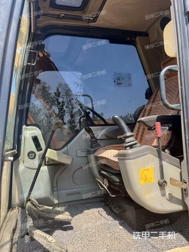 駕駛室頂部(整機外觀) 駕駛室頂部(整機外觀)