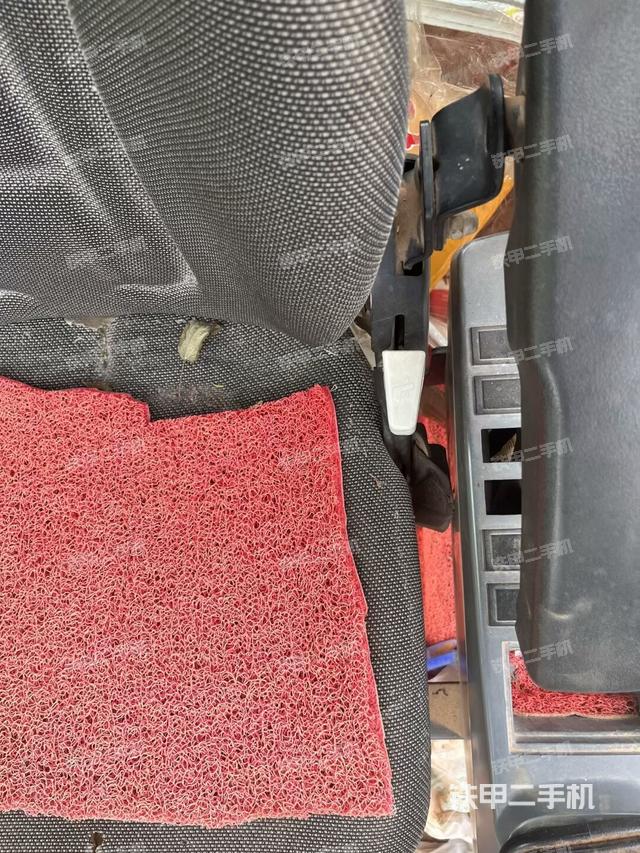 座椅右側(cè)控制臺/鑰匙門/油門/含右手柄（駕駛室部分）