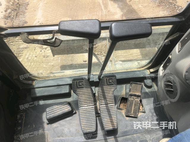 行走控制手柄和踏板 俯拍（驾驶室部分）