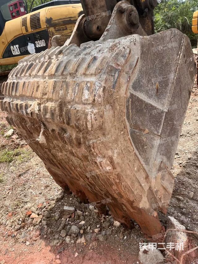 小臂整体左后(工作和回转装置) 小臂整体左后(工作和回转装置)