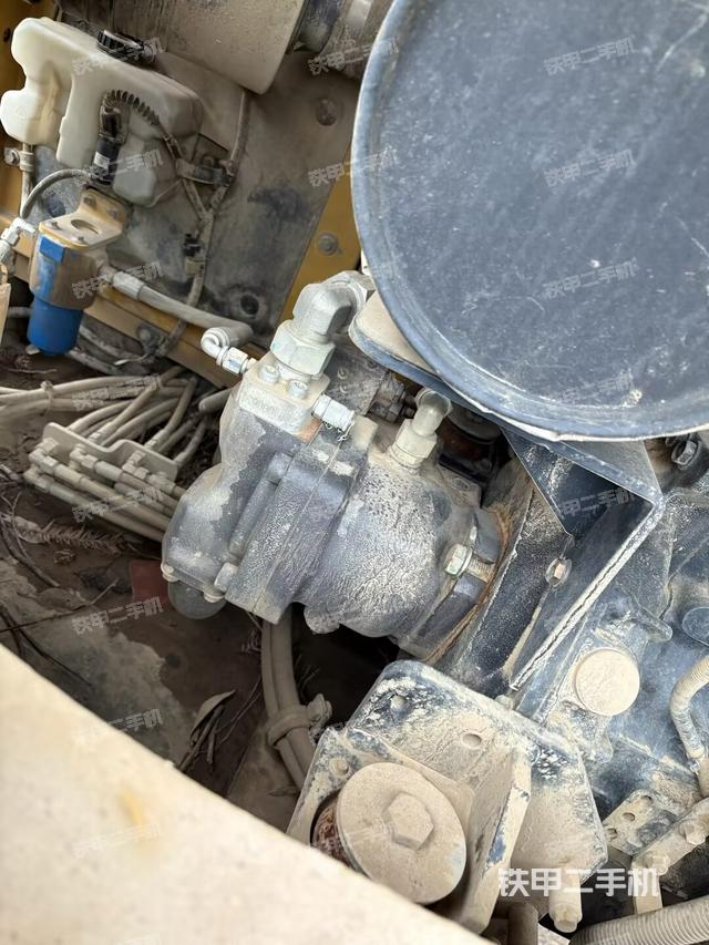 液壓泵艙室正面整體(整機(jī)外觀) 液壓泵艙室正面整體(整機(jī)外觀)
