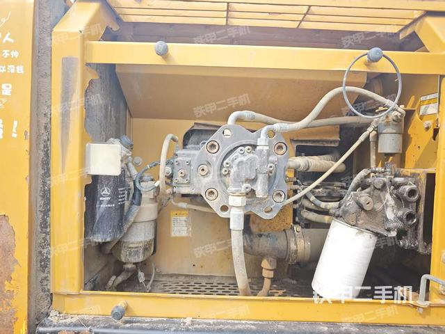 液壓泵艙室正面整體(整機外觀) 液壓泵艙室正面整體(整機外觀)