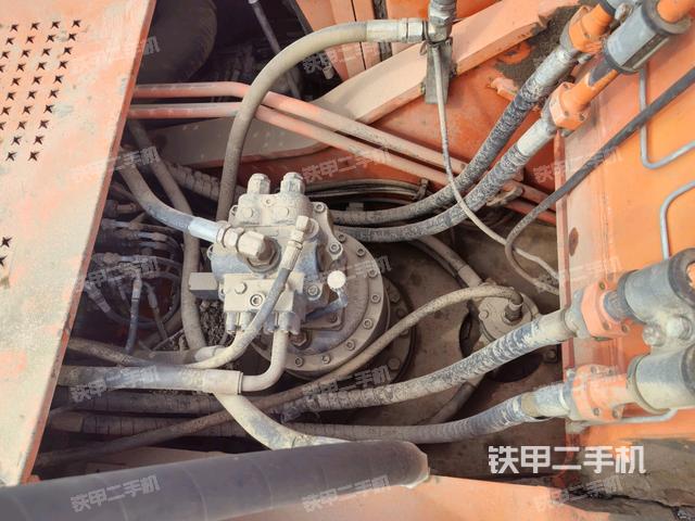 回轉(zhuǎn)馬達(dá)和主控閥(整機(jī)外觀) 回轉(zhuǎn)馬達(dá)和主控閥(整機(jī)外觀)