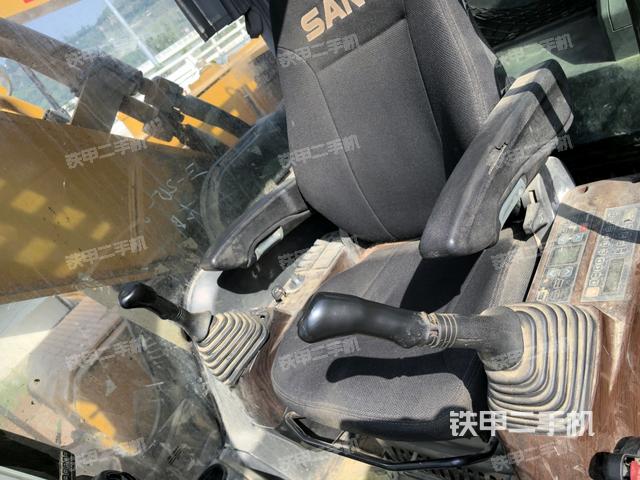 行走控制手柄和踏板?俯拍(駕駛室部分) 行走控制手柄和踏板?俯拍(駕駛室部分)