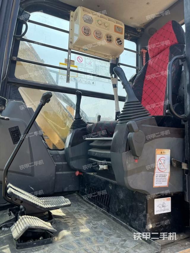 駕駛室頂部(整機外觀) 駕駛室頂部(整機外觀)