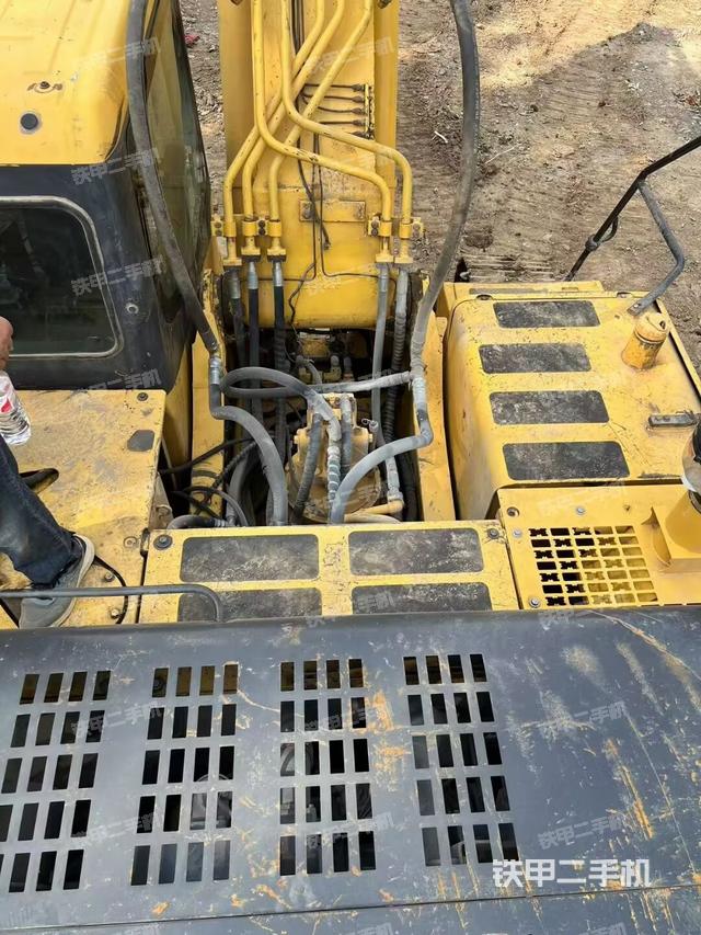 駕駛室頂部(整機(jī)外觀) 駕駛室頂部(整機(jī)外觀)