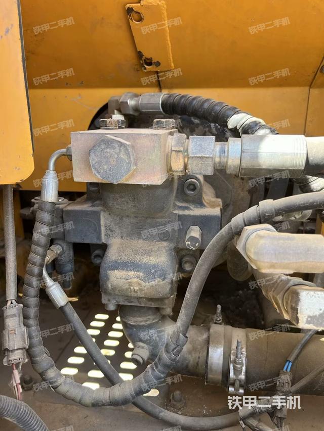 液壓泵艙室正面整體(整機外觀) 液壓泵艙室正面整體(整機外觀)