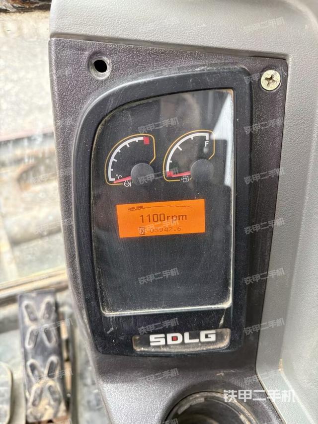 駕駛室整體(整機(jī)外觀) 駕駛室整體(整機(jī)外觀)