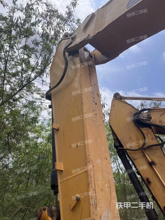 大臂油缸整体 竖拍(工作和回转装置) 大臂油缸整体 竖拍(工作和回转装置)