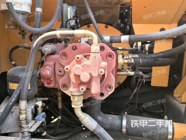 液壓泵艙室正面整體(整機(jī)外觀) 液壓泵艙室正面整體(整機(jī)外觀)
