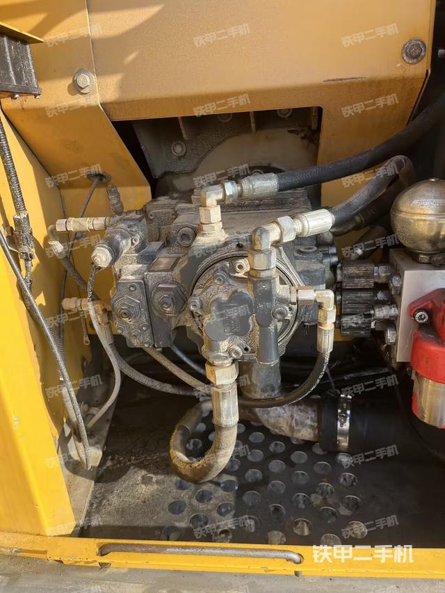 液壓泵艙室正面整體(整機外觀) 液壓泵艙室正面整體(整機外觀)