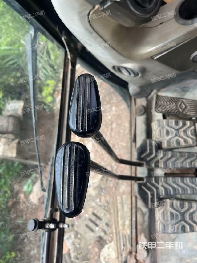 座椅右侧控制台/钥匙门/油门/含右手柄(驾驶室部分) 座椅右侧控制台/钥匙门/油门/含右手柄(驾驶室部分)