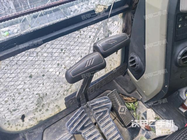 行走控制手柄和踏板?俯拍(駕駛室部分) 行走控制手柄和踏板?俯拍(駕駛室部分)