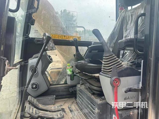 駕駛室整體(整機外觀) 駕駛室整體(整機外觀)