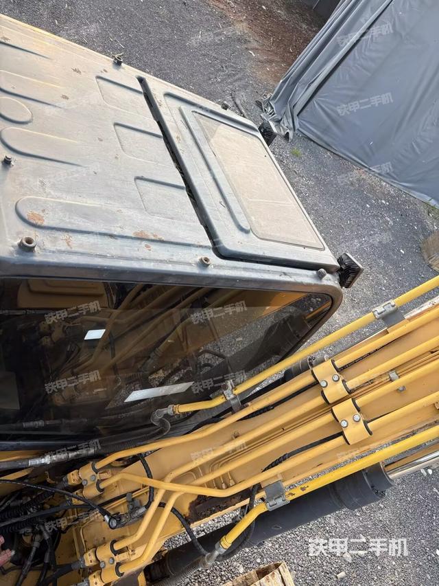 驾驶室顶部(整机外观) 驾驶室顶部(整机外观)