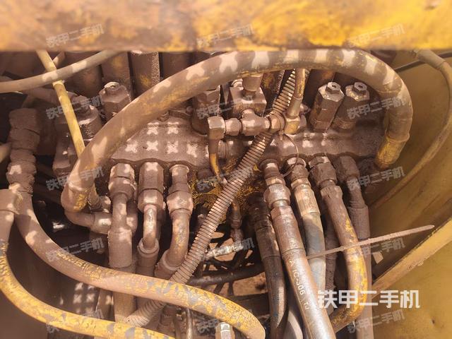 回转马达和主控阀（整机外观）