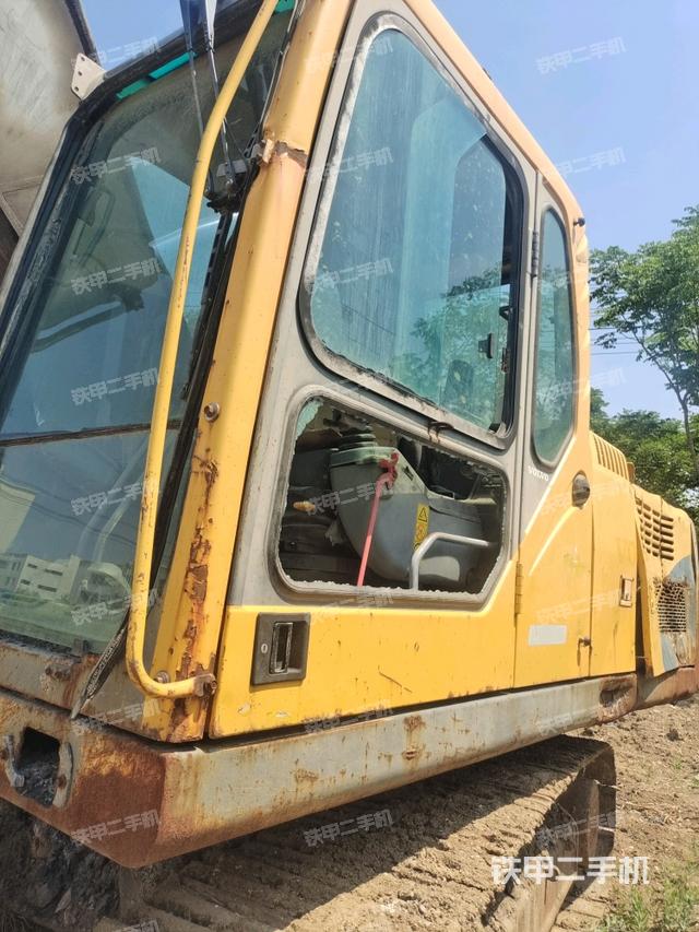 座椅左侧控制台/音响/含左手柄(驾驶室部分) 座椅左侧控制台/音响/含左手柄(驾驶室部分)