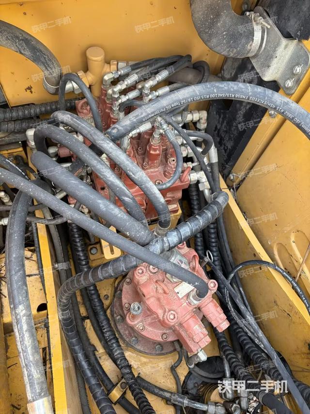 回转马达和主控阀(整机外观) 回转马达和主控阀(整机外观)