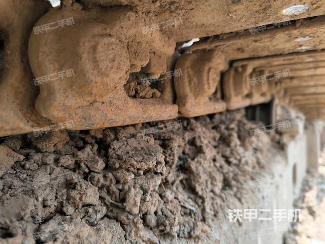 單側(cè)履帶整體(整機(jī)外觀) 單側(cè)履帶整體(整機(jī)外觀)