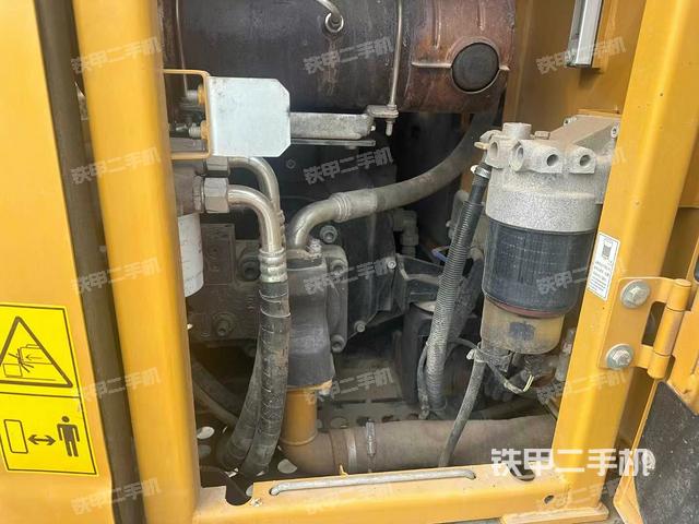 液壓泵艙室正面整體(整機外觀) 液壓泵艙室正面整體(整機外觀)