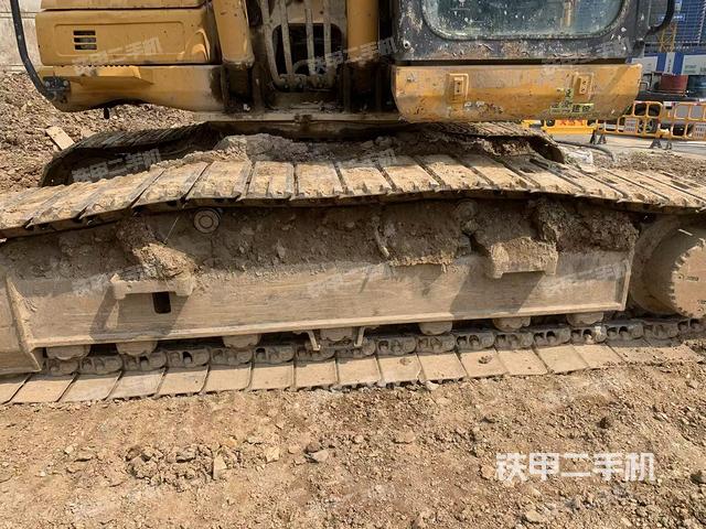 單側(cè)履帶整體(整機(jī)外觀) 單側(cè)履帶整體(整機(jī)外觀)
