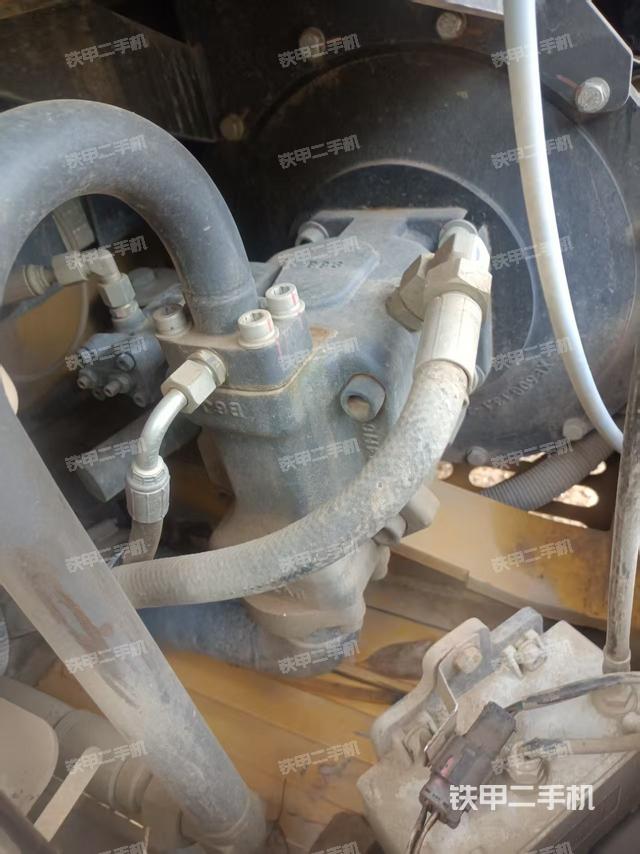 液压泵舱室正面整体(整机外观) 液压泵舱室正面整体(整机外观)